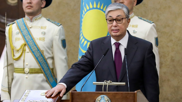 哈萨克斯坦新总统托卡耶夫宣誓就职 精通汉俄英三门语