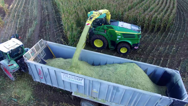 美国大型农场实拍，收割搅碎玉米秸秆，做到了不浪费还环保！