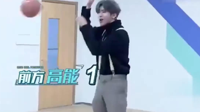 虎扑直男模仿蔡徐坤打球 真是笑死了