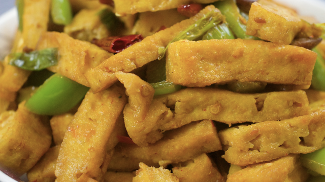 家常豆腐做法简单，外酥里嫩味道鲜美，一家人都爱吃！