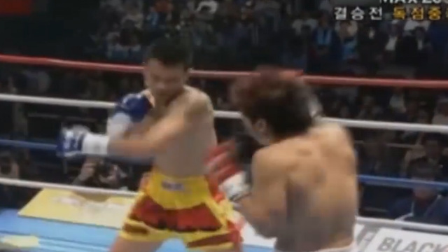 日本拳王看不起中国徐琰，结果仅53秒被打飞KO，日本裁判看怕