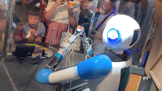 上海科技馆，神奇的机器人，它可以自己玩魔方