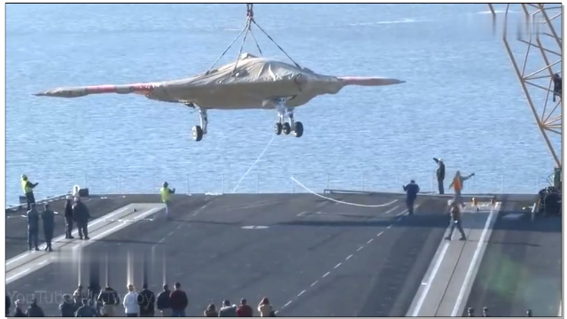 美军X-47B无人机 航母上起降测试实拍
