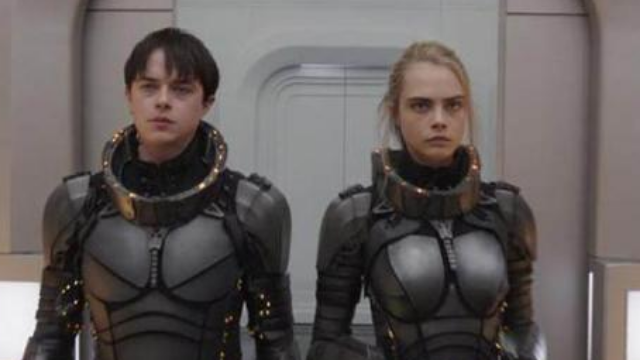 外星人吃小女孩人脑，还好同伴及时来救，惊险刺激