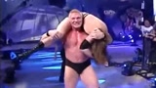 WWE王者大布被美女踢裆暴揍美女还用台阶砸美女社会社会