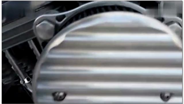 马蹄声纯正的哈雷883百年纪念版，貌似听到一大群马跑过来