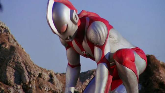 奥特曼怪兽把帕瓦特撂倒在地，奥特曼灯闪了，仓促逃跑