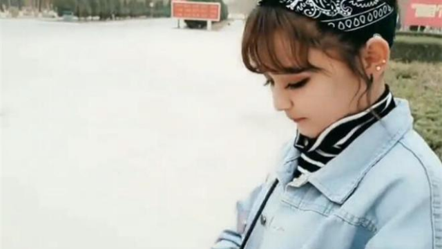 这不愧是新疆妹子，一双大眼睛水汪汪，真是迷人的很！