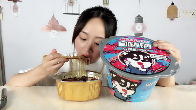 妹子试吃“自热麻辣鱼”，里面真的有好多鱼肉，大头看饿了