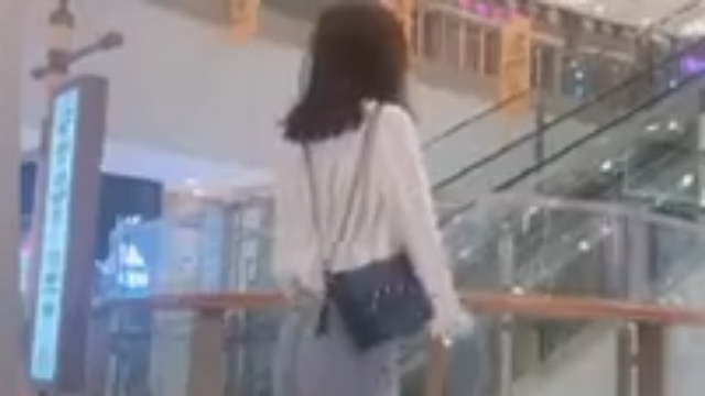 紧身牛仔裤小姐姐商场摇，美得移不开眼睛