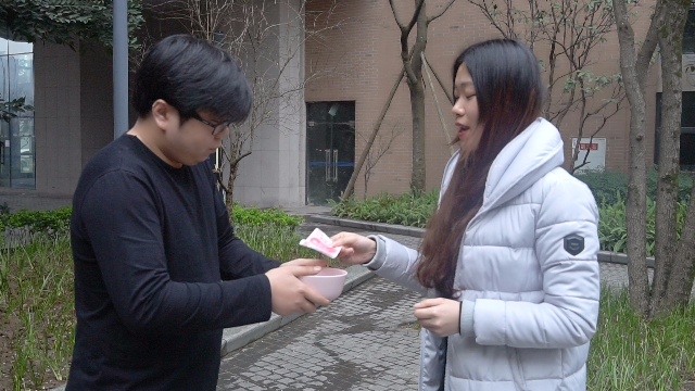 乞丐讨钱，遇到土豪美女，美女的做法让乞丐哭笑不得