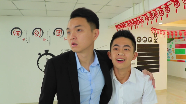 闽南语搞笑视频：职场新人虚心求指教，前辈亲身传授迟到技巧