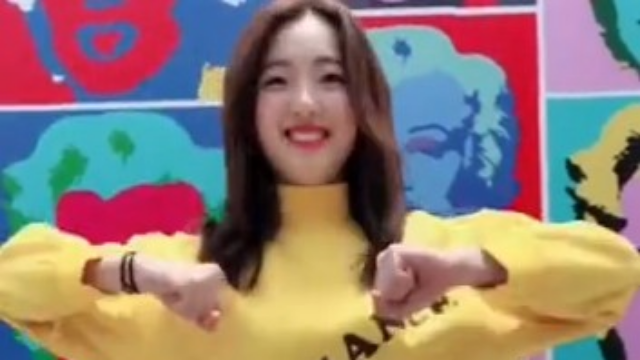 小姐姐穿着白色的短裤在户外跳舞，这段舞也太可爱了