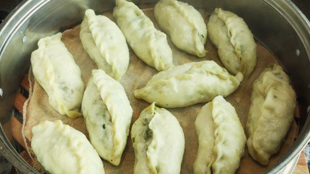 1把韭菜3个土豆，教你懒人做法，包饺子一样包包子，好吃简单