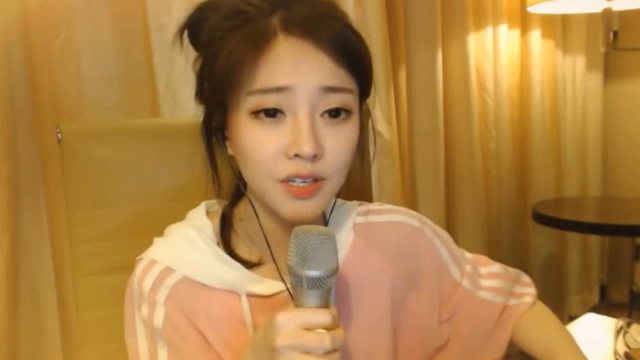 冯提莫翻唱《心动》胜过原唱,太好听了!