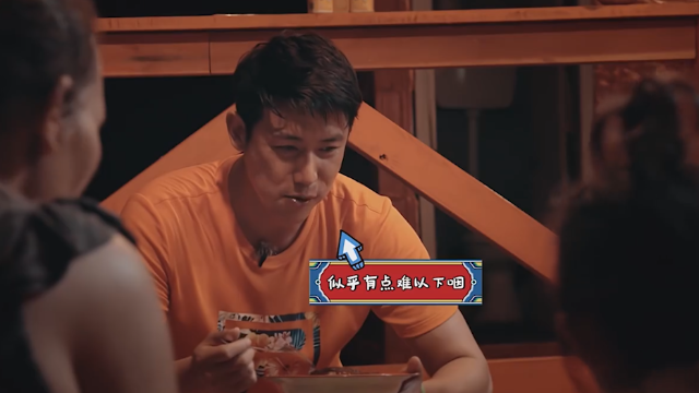 陆毅把食物烤糊了，女儿却连连大赞老爸厨艺，真懂事！