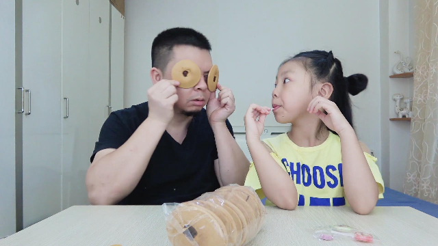 父女试吃“肚脐饼”，两块肚脐饼，大神变身咸蛋超人