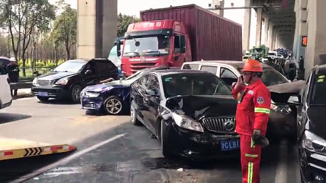 突发！实拍：上海发生15辆车连环追尾车祸事故 致3人受伤