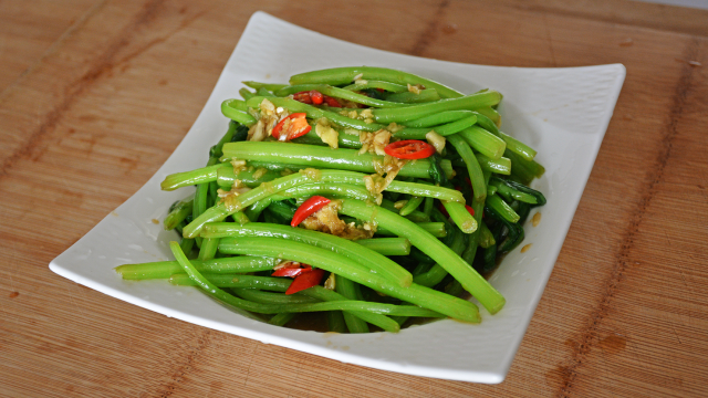 茼蒿这样做真好吃，开水一烫，营养美味，做法很简单