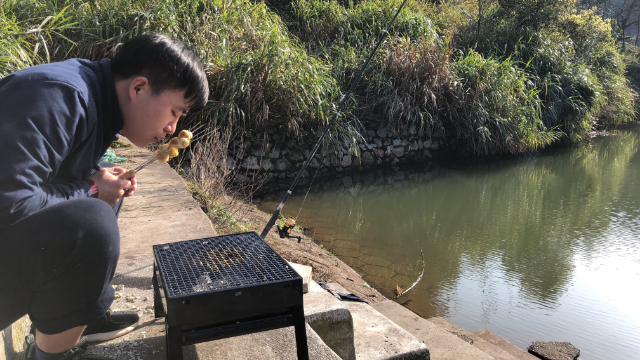 农村小伙深山水库钓鱼,一边钓鱼一边烤鹌鹑蛋,太爽了!