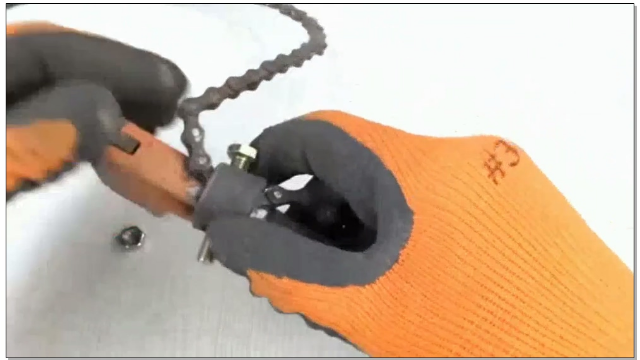 破管钳和链条改装的活动扳手，用来拧螺丝很方便，多看几遍就会做