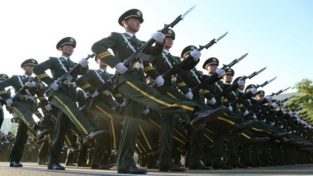 各国军队正步大比拼 中国威武潇洒 印度滑稽可笑 此国难度最高