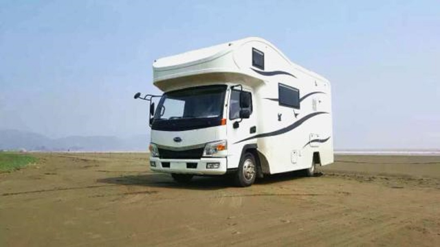 奇瑞房车配以两张双人大床，自动挡好操作，厕所堪比星级酒店