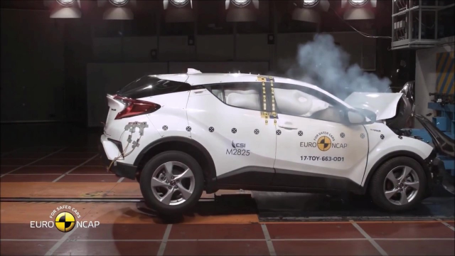 Toyota（丰田）C-HR 碰撞测试 车内乘客毫发无伤！？