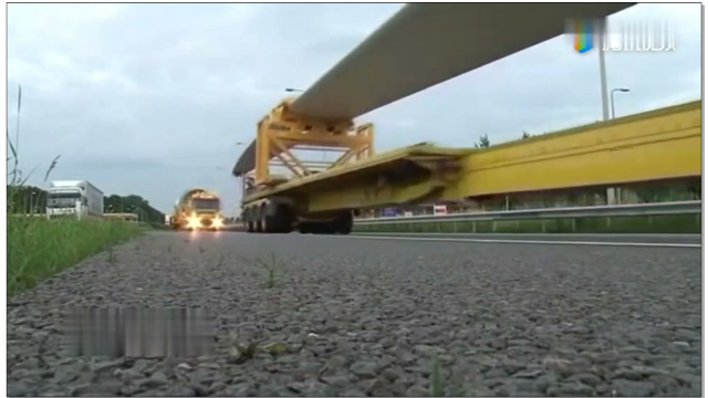 世界上最长的卡车，400吨载重居然一个老司机就搞定，祝他平安