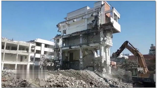 这样的工程机械拆除一座楼也是眨眼的功夫，这机械真厉害