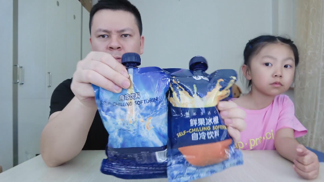 父女试喝“神奇的自冷饮料”，摇一摇就可以自己变冷，什么原理？