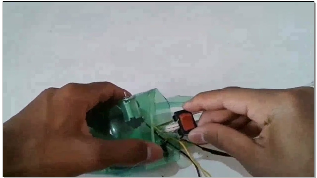 塑料瓶制作的直升飞机，送给女孩子玩挺不错，多学学