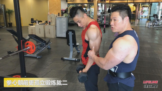 哑铃不是你那样玩的！哑铃弯举练肱二头肌咋做，健身大咖告诉你