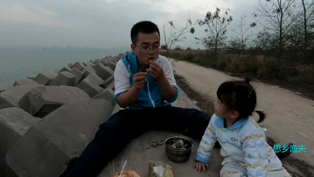 赶海捡野生鲍鱼大海螺，现抓现煮，太美味了