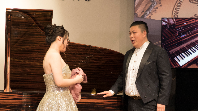 好专业的客串：青年歌唱家张维麟与刘小冉演唱“今夜无人入睡”