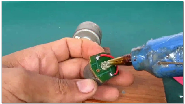 学生发明的小型发电机，用电钻带着就能发电，大家看看怎么样