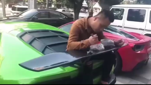听说兰博基尼有个桌子吃饭方便