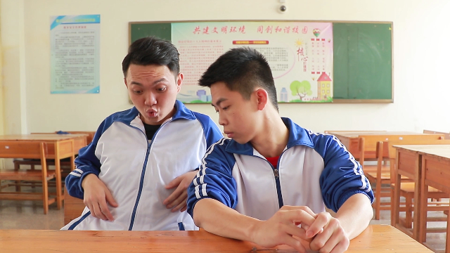 闽南语搞笑视频：男同学为请假看小姐姐，整蛊奇招让老师呕吐不止
