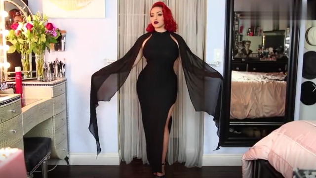 小姐姐黑色开叉连衣裙搭配高跟鞋，时尚又气质.