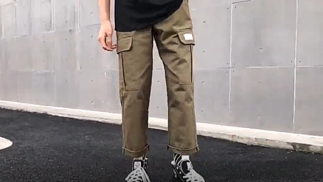 街拍：工装裤是最流行的时尚单品，随便搭配什么都好看