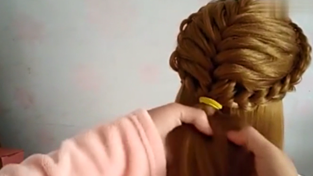 告诉你现在小姐姐都这样扎头发，搭配任何衣服都美