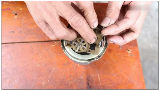 野外捡了一台古董闹钟，拿回家拆开翻新想卖高价，却发现坏了