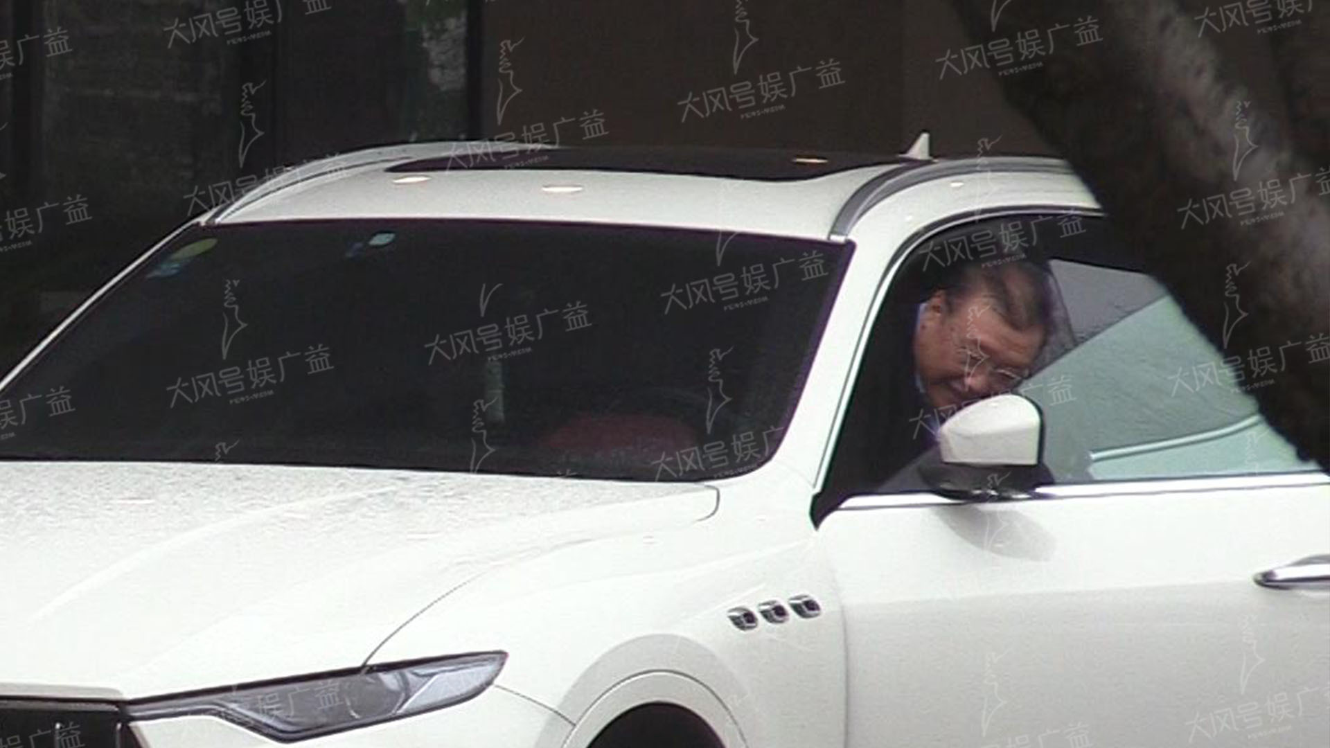 赵丽颖坐月子婆家无人出力 冯绍峰雨天到达父亲开豪车接送