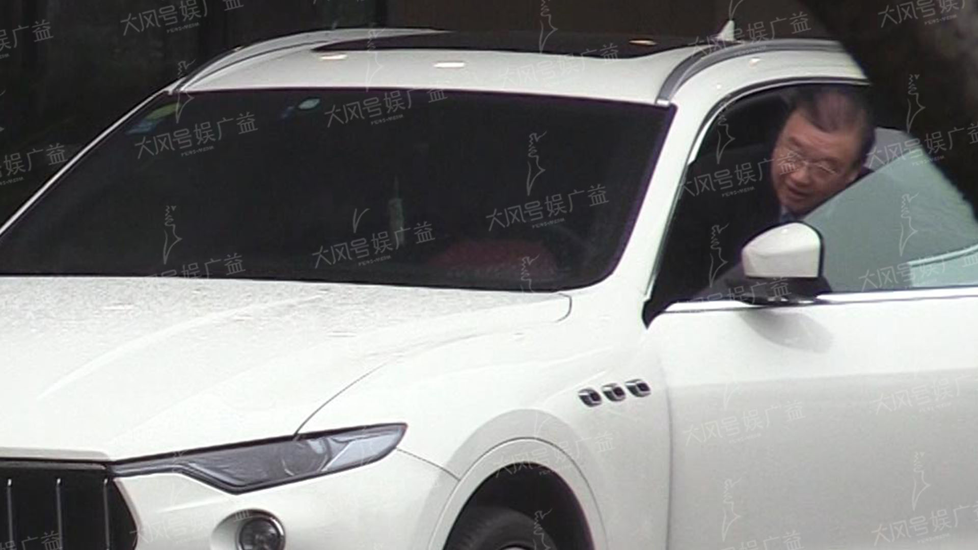 赵丽颖坐月子婆家无人出力冯绍峰雨天到达父亲开豪车接送