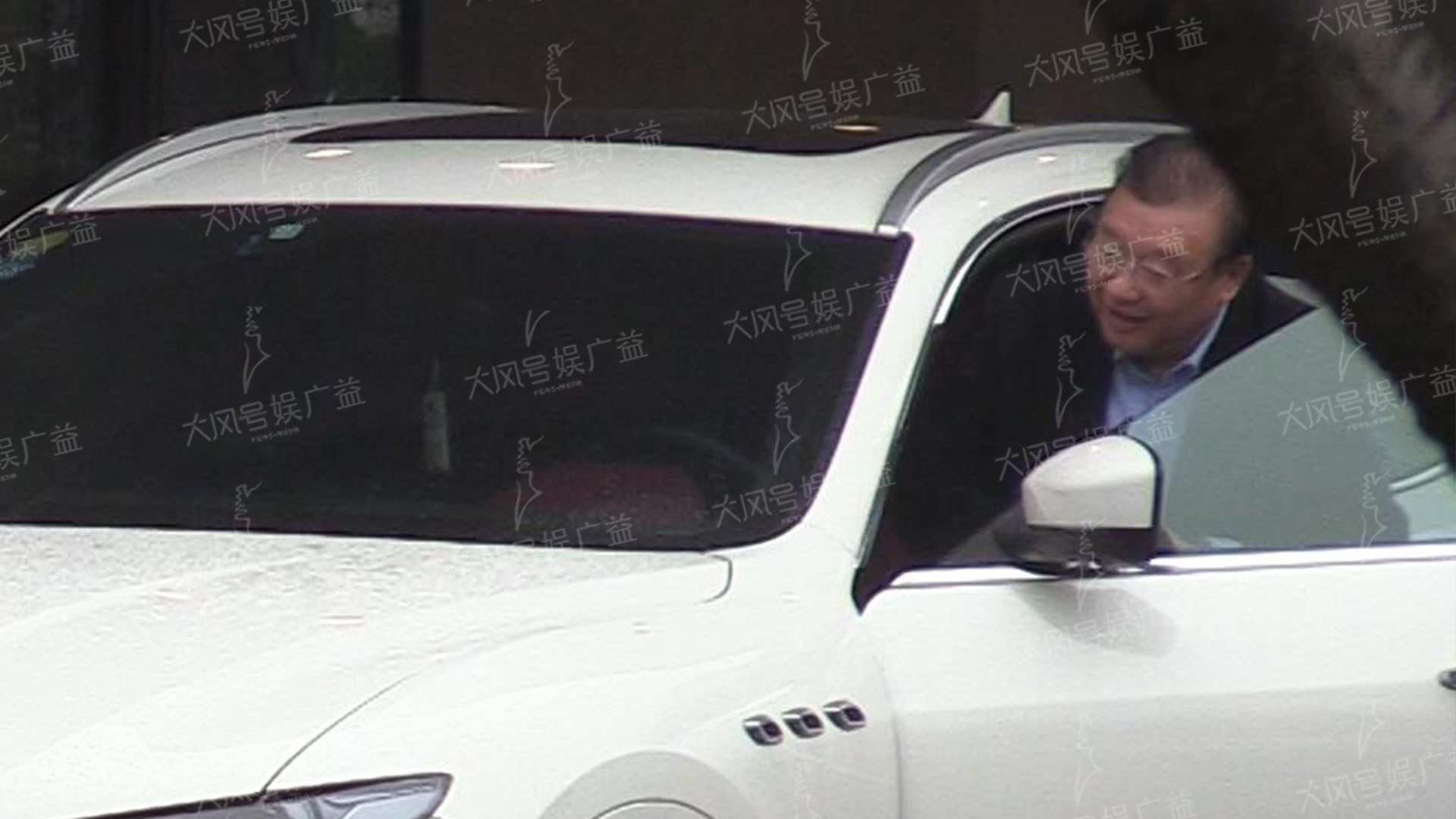 赵丽颖坐月子婆家无人出力 冯绍峰雨天到达父亲开豪车接送