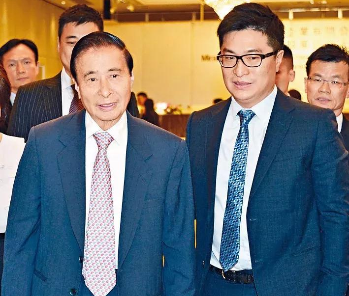 李兆基(左)与其子李家诚(右)