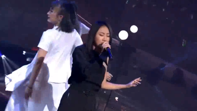 高冷女神陈粒在唱成名金曲《小半》，不愧是实力唱将啊