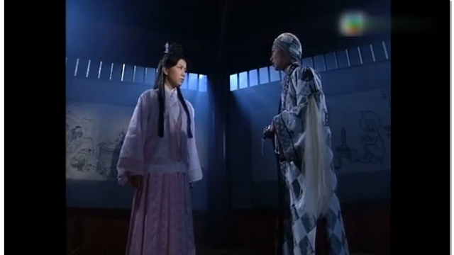 万安寺中，灭绝师太终于说出倚天剑和屠龙刀的秘密，震动周芷若