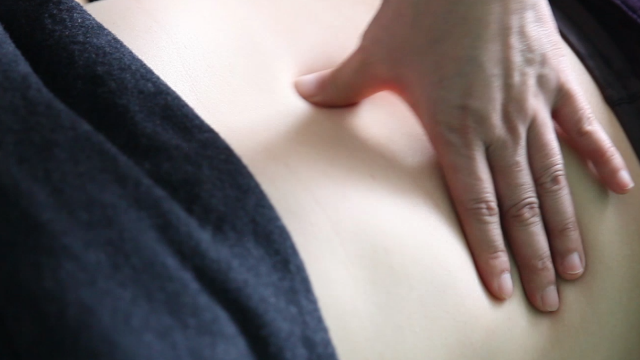 按揉中脘穴，缓解肠胃不适