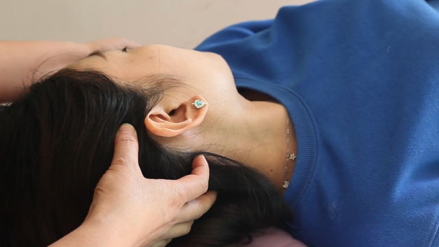 按揉角孙穴，缓解气急攻心